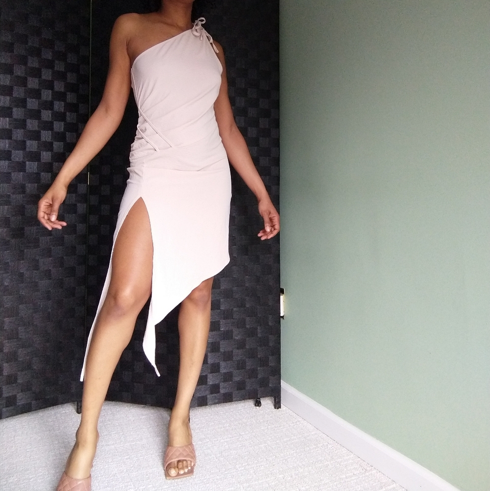 Women's cream colored high side slit one shoulder dress - Picture 3 of 15